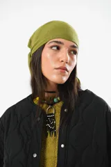 Bufanda bandana verde oliva de lana, accesorio liviano y versátil que se puede usar al cuello o en la cabeza.