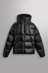 Campera puffer negra con capucha ajustable, cierre frontal con cremallera, bolsillos laterales con cremallera oculta y relleno de plumón y pluma.