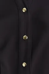 Vestido camisero midi negro de corte holgado, con cuello, escote en V y cierre frontal de botones dorados. Cuenta con mangas largas abullonadas con puños anchos y un lazo ajustable para atar en la cintura.
