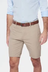 Bermuda gris con bolsillos laterales y traseros.