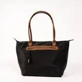 Cartera tipo tote bag color negro, con asas de cuero color marrón y cierre superior con cremallera.