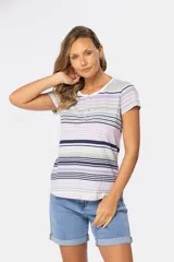 Remera de manga corta con escote en V y botones, con estampado de rayas horizontales en tonos pastel.