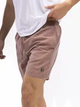 Short de baño rosado con estampado de rombos, cintura elastizada con cordón ajustable, bolsillos laterales y trasero.