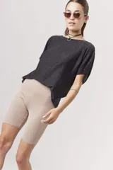 Short biker de punto metalizado color negro, con cintura alta y ajuste al cuerpo.