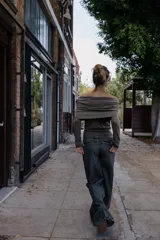 Top de punto de manga larga con escote recto tipo palabra de honor y diseño con vuelta en la parte superior que deja los hombros al descubierto.