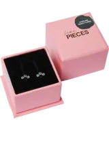 Aretes tipo ear cuff o trepador, con tres flores pequeñas engarzadas en línea ascendente. Cada flor tiene un cristal de color diferente: rosa, verde y azul claro.