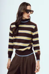 Sweater de punto con diseño de rayas horizontales en tonos marrón, amarillo y celeste, con cuello redondo y silueta relajada.