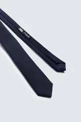 Corbata estrecha de seda color azul marino, con tejido texturizado.