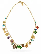Collar corto de acero dorado con abalorios y dijes colgantes de la suerte con detalles esmaltados y piedras de colores.