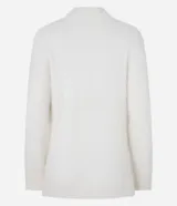 Suéter de punto color crema con cuello redondo y mangas largas ajustadas. Modelo slim alargado con efecto de pelitos.