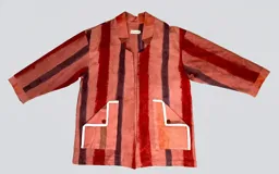 Camisaco oversized confeccionado en algodón-lino liviano, con rayas teñidas a mano. Tiene manga larga, cuello camisero, largo medio y fit amplio.