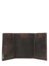 Billetera trifold para hombre confeccionada en cuero natural de color marrón con textura rústica. Cuenta con cierre de broche, tres ranuras para tarjetas, un compartimento para billetes y tecnología de protección RFID. Presenta un detalle de logo grabado en la esquina inferior.