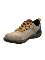 Sneaker de diseño outdoor con tecnología impermeable, capellada textil en tono beige con detalles en azul y bordó, cordones bicolores y suela de goma de doble densidad.