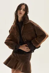 Campera de denim con acabado aterciopelado, de calce amplio y diseño moderno con mangas anchas y puños elásticos.