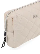 Neceser color beige con diseño acolchado en forma de rombos, cierre de nylon, manija de mano en cinta textil y logo metálico de la marca.