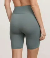 Bermuda deportiva de tiro alto con cintura ancha, confeccionada en tejido de poliamida con elastano, ofreciendo un ajuste cómodo y gran movilidad.