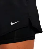 Short deportivo Nike de mujer color negro, con cintura elástica, calza interior y logo estampado en el lateral.