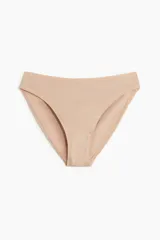 Pack de tres bombachas vedetinas de algodón en color gris, blanco y beige.