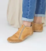 Zapatito marrón de cuero con puntera de gamuza, cierre frontal con cremallera y tirador trasero.