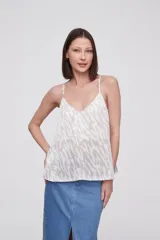 Musculosa de satén con estampado abstracto, breteles finos y escote en V.