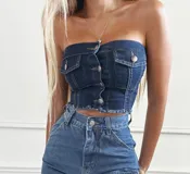 Top strapless de jean con botones al frente y bolsillos con solapa.