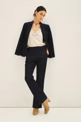 Pantalón sastrero de denim color azul oscuro con costuras a contratono. De corte recto y tiro medio-alto, con cierre metálico y gancho sastrero en el frente.