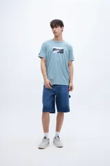 Remera blanca de algodón con cuello redondo y manga corta. Estampado fotográfico en el pecho con texto.