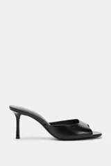 Sandalia tipo mule de piel con tacón fino alto y diseño de punta abierta.