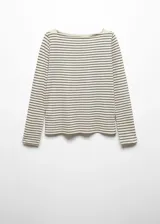 Camiseta blanca de manga larga con cuello barco.