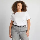 Camiseta blanca de punto con cuello redondo y mangas cortas.