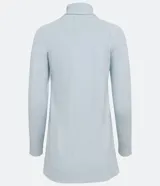 Suéter de tejido de punto color beige con cuello alto, mangas con corte raglán y puños y ruedo acanalados. Presenta un diseño clásico y cómodo con el ruedo trasero ligeramente más largo.