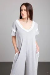 Mono largo gris melange con escote en V combinado en blanco, mangas cortas y corte holgado.