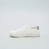 Zapatillas bajas blancas de cuero sintético con cordones y detalle en color beige en el talón.