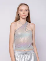 Top sin mangas con diseño cut-out en el escote y detalle de tiras cruzadas en el cuello. Confeccionado en tejido con acabado metalizado iridiscente.