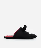 Pantufla tipo chinela de poliéster suave color negro, con diseño de Mickey Mouse que incluye orejas 3D y bordado frontal. Cuenta con interior en color rojo y suela de goma termoplástica.