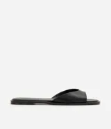 Sandalia mule plana de cuero color negro, con diseño minimalista, capellada ancha y punta cuadrada.