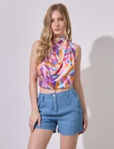 Short azul de tencel, marca Elie Tahari, con pretina con pasadores, cierre y botón, bolsillos delanteros y traseros.