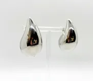 Aros colgantes plateados con forma de gota.