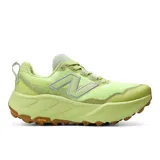 Championes de trail running New Balance modelo Hierro v9, color verde lima con suela de caucho color marrón. Presentan tecnología Fresh Foam X en la entresuela y suela Vibram para mayor tracción.