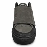 Zapatillas Airwalk modelo Stone Grey Skt de color gris oscuro, con diseño de caña media, solapa superior con cierre de velcro sobre los cordones y suela de goma negra con el logo de la marca en el lateral.