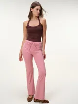Top halter de tela rib color rosado, con corte entallado y espalda descubierta.