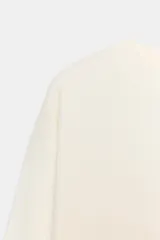 Jersey de punto color azul, con cuello redondo, manga larga y detalles de rib en cuello, puños y dobladillo.