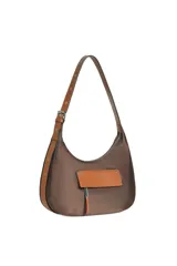 Cartera tipo morral de nylon color negro, con detalles en cuero sintético tostado. Cuenta con un bolsillo frontal con solapa y cierre, correa ajustable para el hombro y cierre superior.