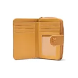 Billetera de tamaño mediano en color camel, confeccionada en material símil cuero con textura granulada. Presenta un cierre de solapa con broche decorado con una flor en relieve y el logo de la marca XL en la parte frontal.