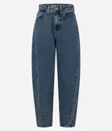 Pantalón de jean estilo balloon con cintura alta, corte amplio en cadera y piernas con ajuste leve en la botamanga. Presenta cierre frontal con botón, pasantes para cinturón y bolsillos funcionales.
