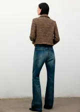 Chaqueta de tweed marrón con diseño recto, cuello de pelo sintético marrón extraíble, cierre frontal de botones, bolsillos de parche y terminaciones deshilachadas.