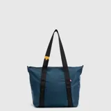 Bolso tipo tote color amarillo, de diseño acolchado con costuras horizontales. Cuenta con doble asa de mano y una correa larga ajustable y extraíble. Incluye un pequeño detalle de etiqueta lateral.