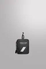 Riñonera deportiva plegable de tejido técnico, color negro. Cuenta con compartimento principal con cierre, bolsillo frontal con cierre, bolsillo plano posterior, asa ajustable con hebilla de liberación rápida y detalle de logo estampado.