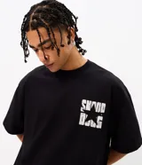 Remera negra de algodón con corte oversized, cuello redondo y mangas cortas. Presenta un gran estampado en la espalda con la imagen en blanco y negro del rapero Snoop Dogg y una estampa más pequeña en el frente.