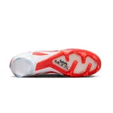Championes de fútbol Nike Mercurial Vapor 15 Elite FG, color blanco con detalles en rojo y negro. Presentan tecnología Flyknit y unidad Air Zoom en la suela para mayor reactividad.